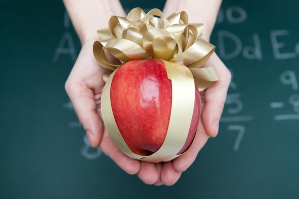 Что можно подарить учителю на праздник?