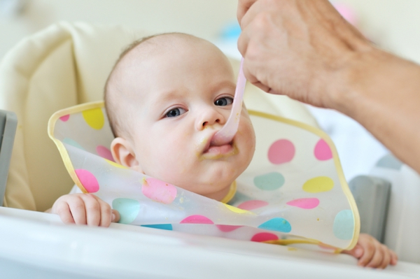 Как кормить малыша в период до 6 месяцев?