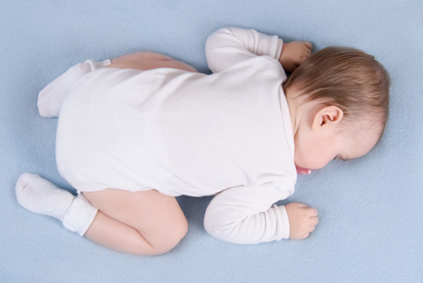 Что делать, если ли малыш спит на животе?