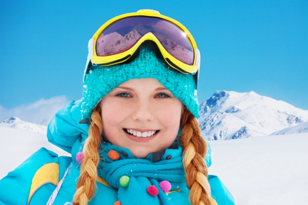 Зимнее веселье: снегокаты, коньки и сноуборд для детей
