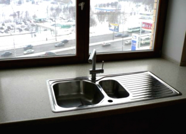 Особенности установки кухонной мойки у окна