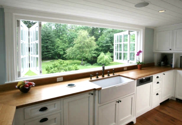Кухонная мойка у окна: плюсы и минусы