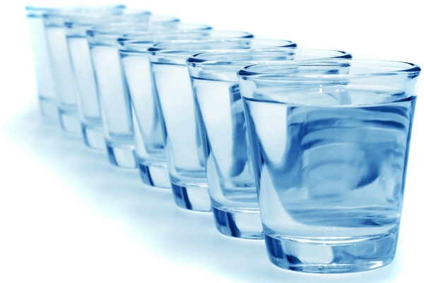 Модная теория восьми стаканов воды: за и против