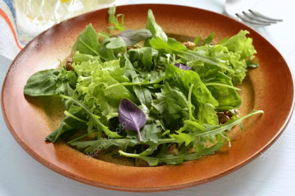 Летний салат красоты и здоровья: с рукколой, шпинатом и арахисом